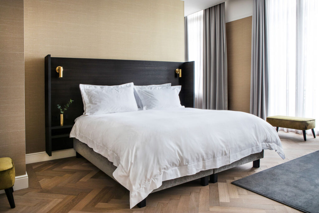 A king size bed in the Suite of Pillows Hotel Reylof in Ghent